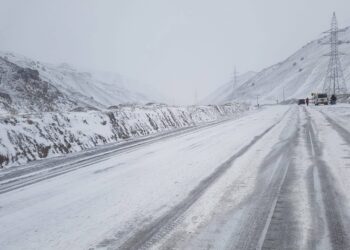 Heavy snowfall shuts Bandipora to Gurez road at Razdhan Pass, Tulail lower areas receive up to 15 inches of snow