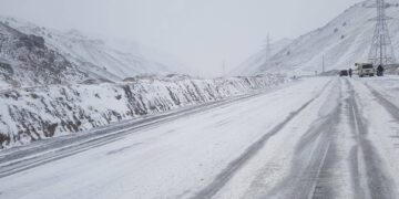 Heavy snowfall shuts Bandipora to Gurez road at Razdhan Pass, Tulail lower areas receive up to 15 inches of snow