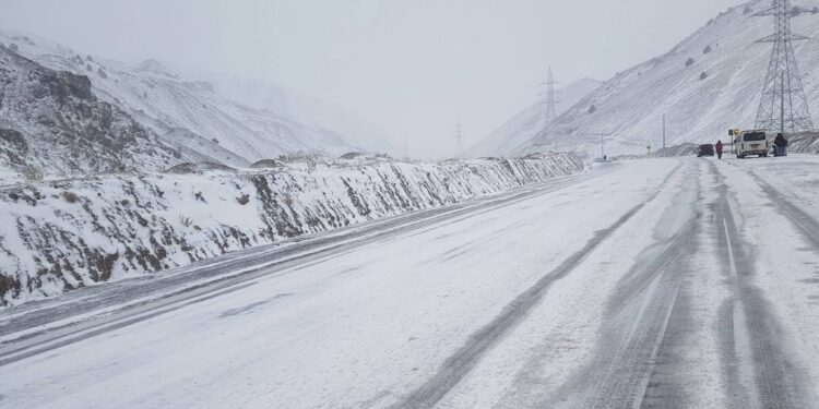 Heavy snowfall shuts Bandipora to Gurez road at Razdhan Pass, Tulail lower areas receive up to 15 inches of snow