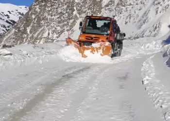 Snowfall Shuts Jammu–Srinagar Highway, 17 Flights Cancelled at Srinagar Airport