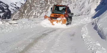 Snowfall Shuts Jammu–Srinagar Highway, 17 Flights Cancelled at Srinagar Airport