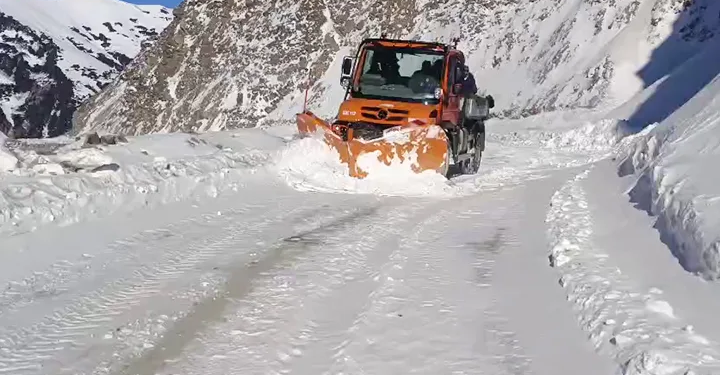 Snowfall Shuts Jammu–Srinagar Highway, 17 Flights Cancelled at Srinagar Airport