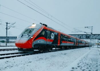 Smooth Rail Operations Resume After Snowfall, Vande Bharat Reaches Qazigund