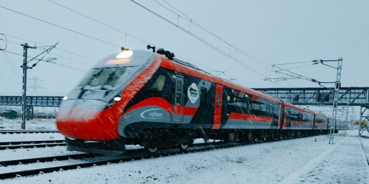 Smooth Rail Operations Resume After Snowfall, Vande Bharat Reaches Qazigund
