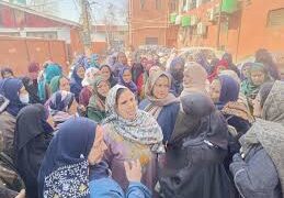 ASHA Workers Protest in Srinagar, Seek Implementation of Minimum Wages Act