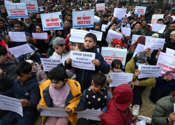 Daily Wagers from Multiple Departments Protest in Srinagar, Seek Regularization, Announce March to NC Office on Feb 16