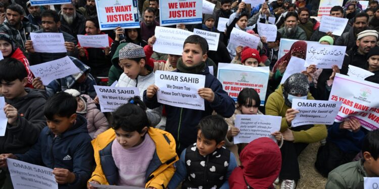 Daily Wagers from Multiple Departments Protest in Srinagar, Seek Regularization, Announce March to NC Office on Feb 16