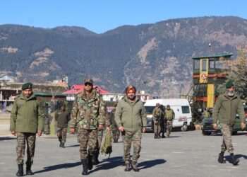 White Knight Corps Commander Reviews Anti-Terror Preparedness in Kishtwar